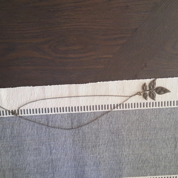 Bronze leaf necklace - Picture 2 of 2